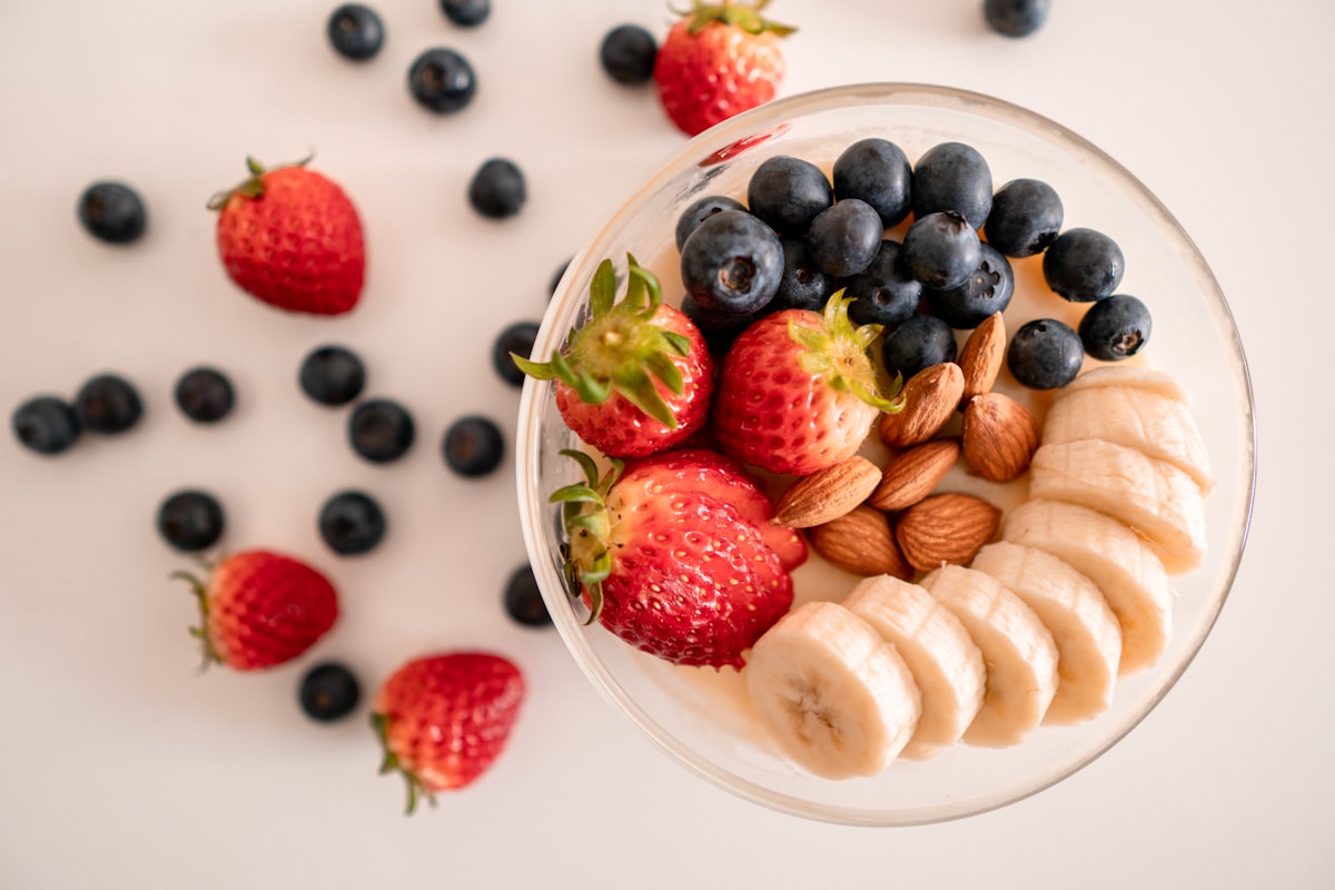 Variedad de snacks saludables naturales
